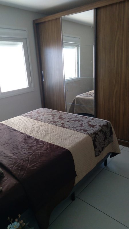 Apto com 2 quartos, sendo 1 suíte, MOBILIADO ,em frente a praça , andar alto com vista Mar Rua Encantado Capão da Canoa - 