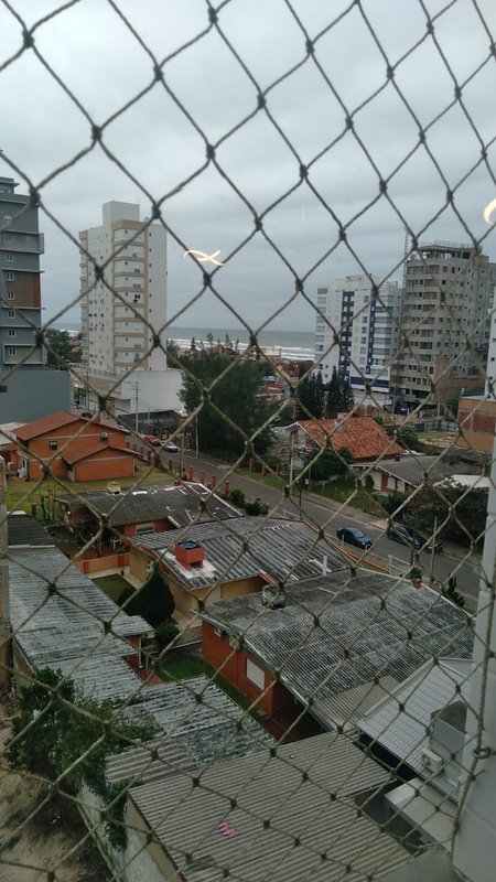 Apto com 2 quartos, sendo 1 suíte, MOBILIADO ,em frente a praça , andar alto com vista Mar Rua Encantado Capão da Canoa - 