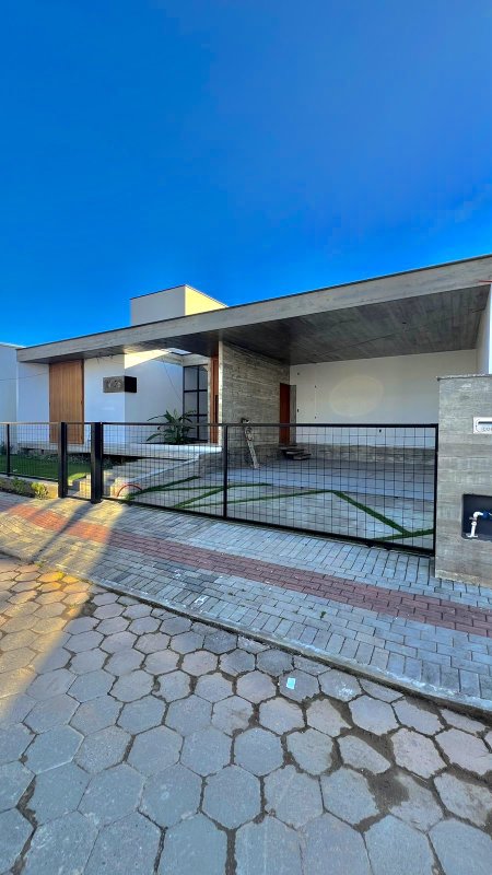 CASA DE ALTO PADRÃO COM 1 SUÍTE MASTER E MAIS DOIS DORMITÓRIOS NA GUABIRUBA - Guabiruba - 