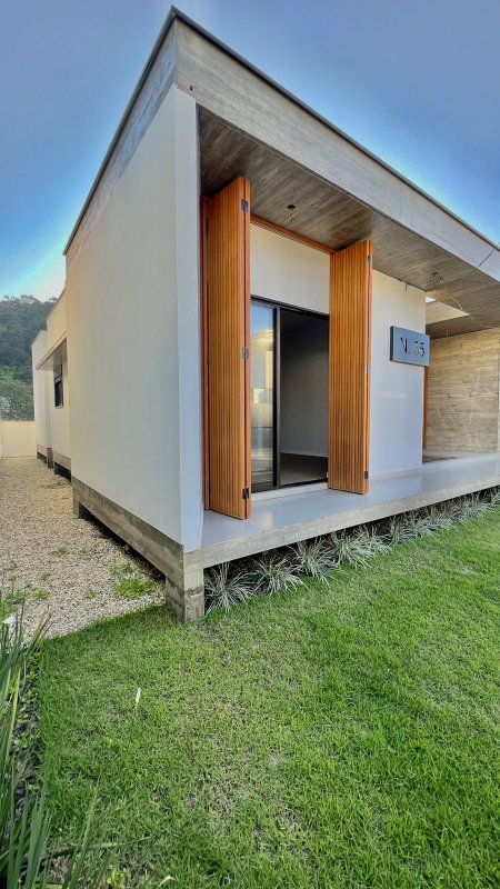 CASA DE ALTO PADRÃO COM 1 SUÍTE MASTER E MAIS DOIS DORMITÓRIOS NA GUABIRUBA - Guabiruba - 