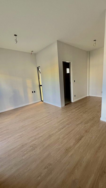 CASA DE ALTO PADRÃO COM 1 SUÍTE MASTER E MAIS DOIS DORMITÓRIOS NA GUABIRUBA - Guabiruba - 