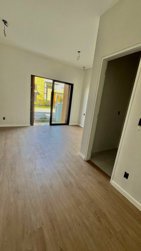 CASA DE ALTO PADRÃO COM 1 SUÍTE MASTER E MAIS DOIS DORMITÓRIOS NA GUABIRUBA - Guabiruba - 