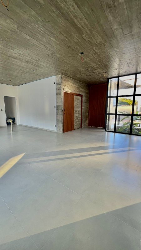 CASA DE ALTO PADRÃO COM 1 SUÍTE MASTER E MAIS DOIS DORMITÓRIOS NA GUABIRUBA - Guabiruba - 