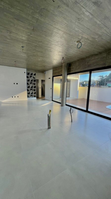 CASA DE ALTO PADRÃO COM 1 SUÍTE MASTER E MAIS DOIS DORMITÓRIOS NA GUABIRUBA - Guabiruba - 