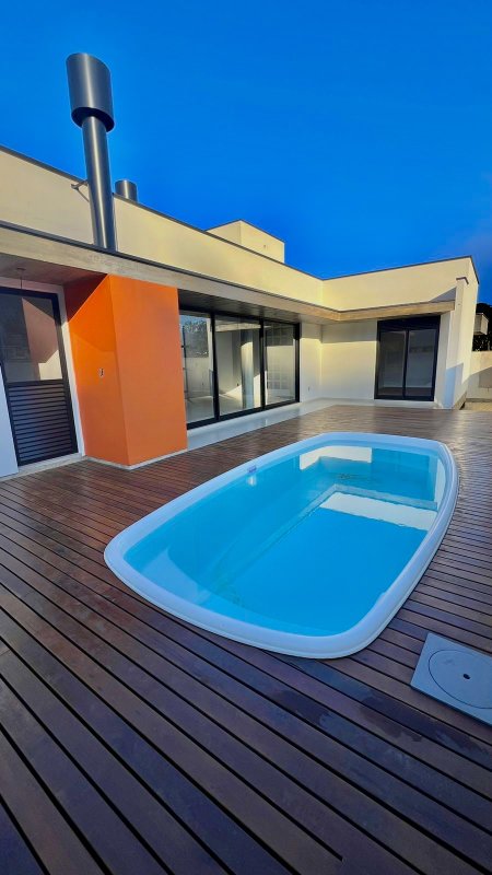 CASA DE ALTO PADRÃO COM 1 SUÍTE MASTER E MAIS DOIS DORMITÓRIOS NA GUABIRUBA - Guabiruba - 