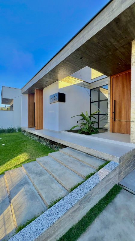 CASA DE ALTO PADRÃO COM 1 SUÍTE MASTER E MAIS DOIS DORMITÓRIOS NA GUABIRUBA - Guabiruba - 