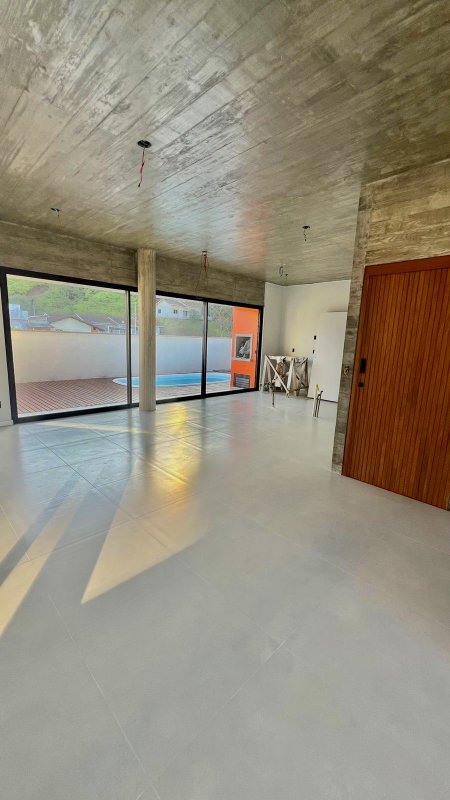 CASA DE ALTO PADRÃO COM 1 SUÍTE MASTER E MAIS DOIS DORMITÓRIOS NA GUABIRUBA - Guabiruba - 