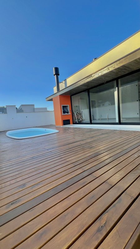 CASA DE ALTO PADRÃO COM 1 SUÍTE MASTER E MAIS DOIS DORMITÓRIOS NA GUABIRUBA - Guabiruba - 