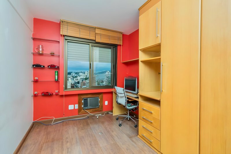 R$ 749.900 - ÓTIMO APARTAMENTO - ANDAR ALTO - 90M2 - 3 DORM - VISTA - INFRA - 1 VAGA Avenida Borges de Medeiros Porto Alegre - 