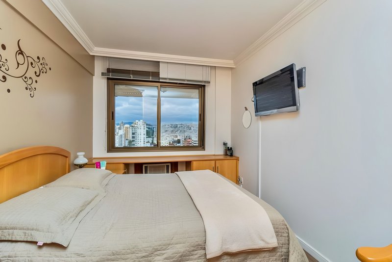 R$ 749.900 - ÓTIMO APARTAMENTO - ANDAR ALTO - 90M2 - 3 DORM - VISTA - INFRA - 1 VAGA Avenida Borges de Medeiros Porto Alegre - 