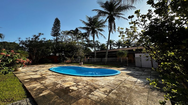 Casa em uma travessa da estrada do cascalho com uma área extensa de 1.765,61 de terreno - São Sebastião - 