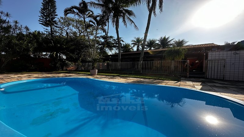 Casa em uma travessa da estrada do cascalho com uma área extensa de 1.765,61 de terreno - São Sebastião - 