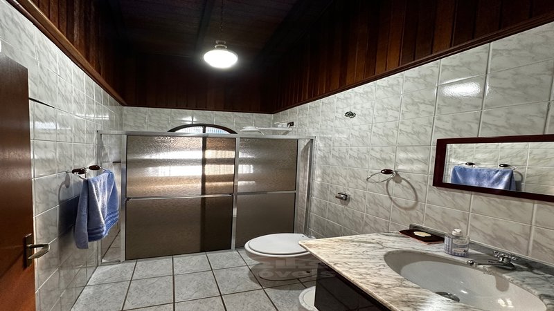 Casa em uma travessa da estrada do cascalho com uma área extensa de 1.765,61 de terreno - São Sebastião - 