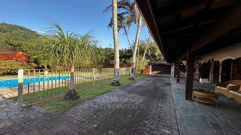 Casa em uma travessa da estrada do cascalho com uma área extensa de 1.765,61 de terreno - São Sebastião - 