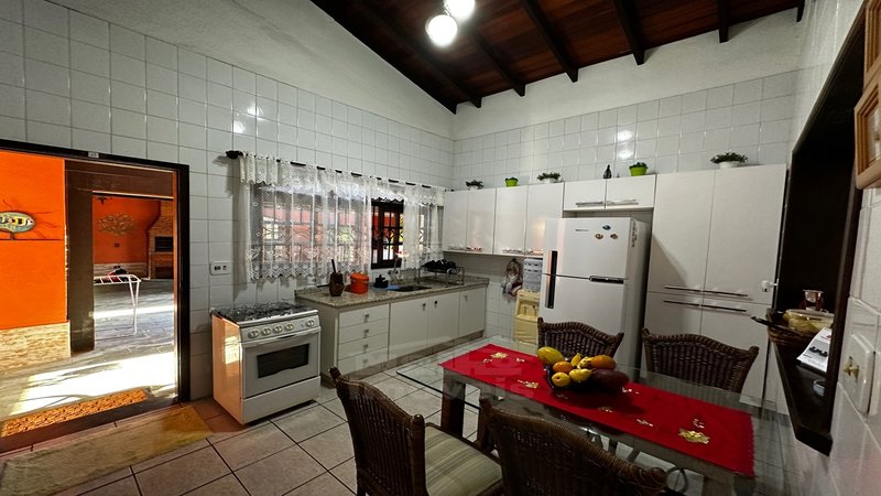 Casa em uma travessa da estrada do cascalho com uma área extensa de 1.765,61 de terreno - São Sebastião - 