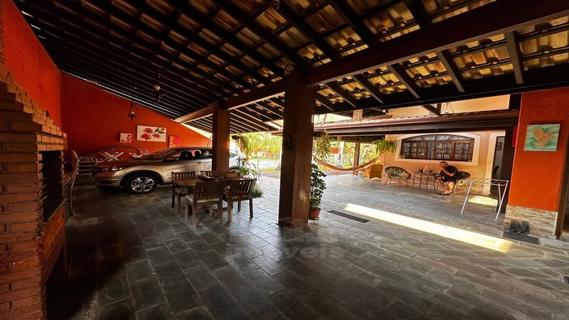Casa em uma travessa da estrada do cascalho com uma área extensa de 1.765,61 de terreno - São Sebastião - 