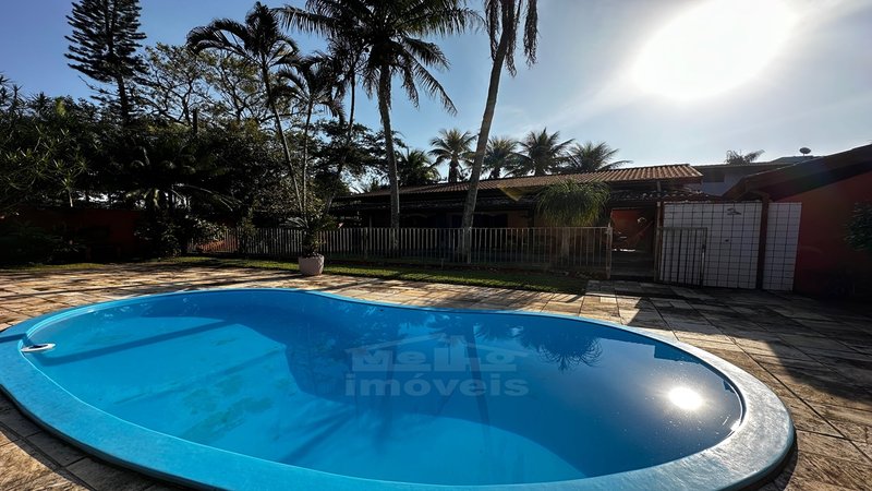 Casa em uma travessa da estrada do cascalho com uma área extensa de 1.765,61 de terreno - São Sebastião - 