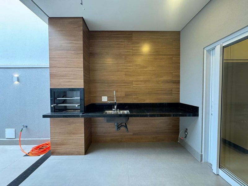 Linda Casa T&eacute;rrea &agrave; Venda em Condom&iacute;nio em Paul&iacute;nia/SP Venida Luís Greco Paulínia - 