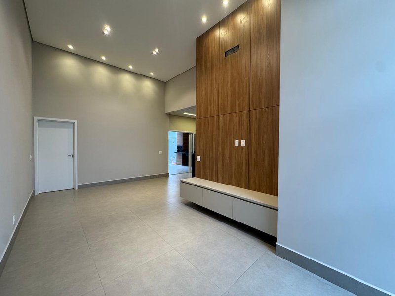 Linda Casa T&eacute;rrea &agrave; Venda em Condom&iacute;nio em Paul&iacute;nia/SP Venida Luís Greco Paulínia - 