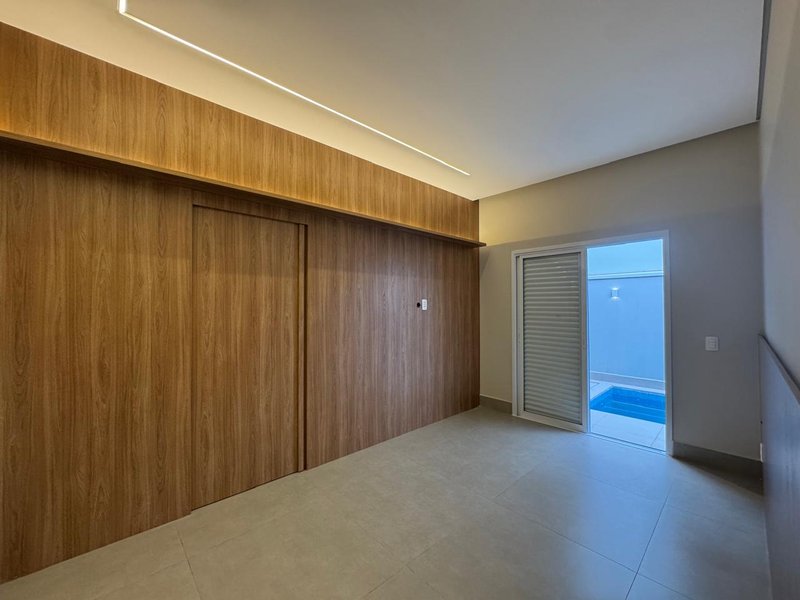 Linda Casa T&eacute;rrea &agrave; Venda em Condom&iacute;nio em Paul&iacute;nia/SP Venida Luís Greco Paulínia - 