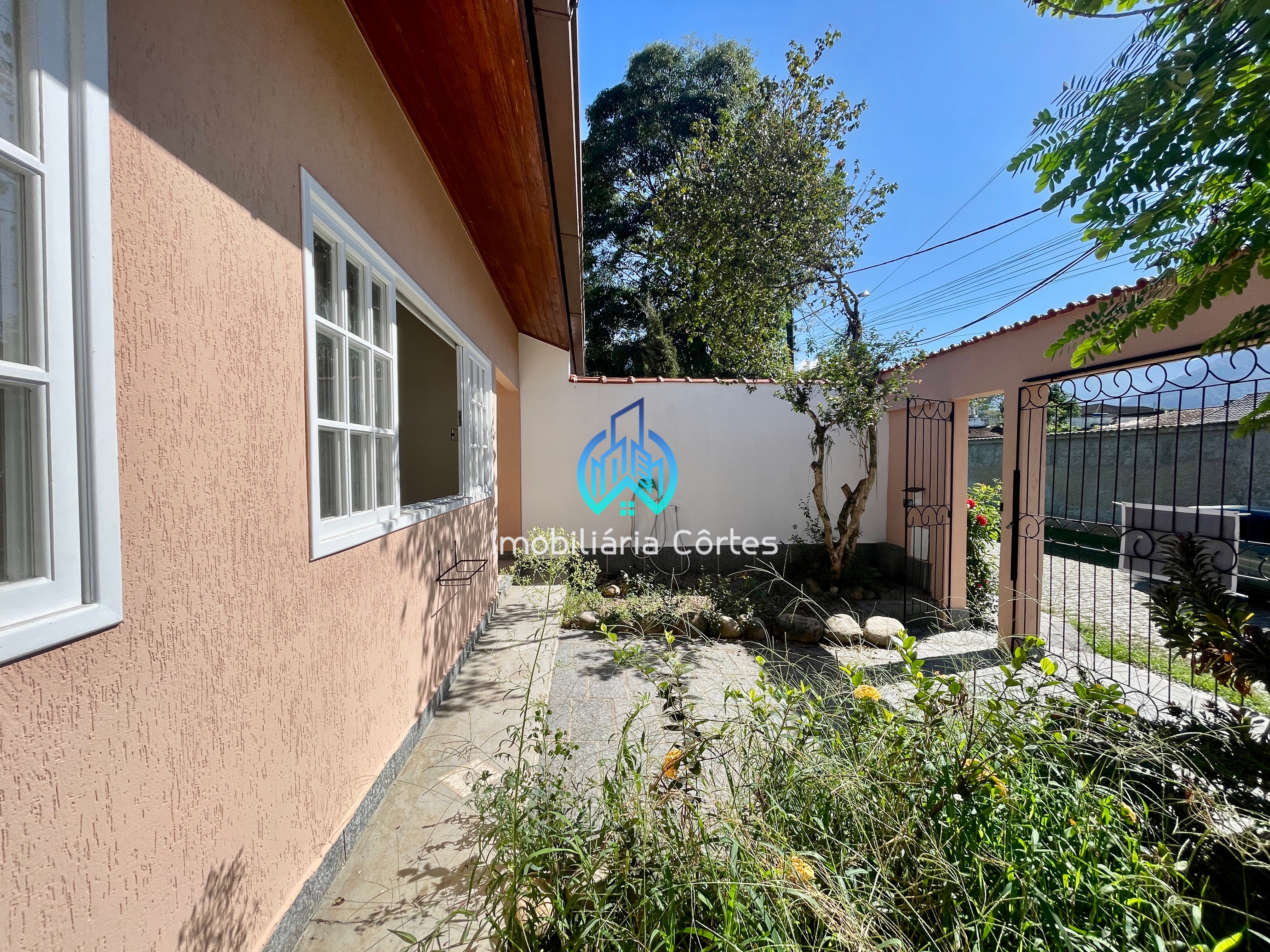 Alugando lind&iacute;ssima casa com 4 dormit&oacute;rios pr&oacute;xima ao centro de Guapimirim-RJ Rua Teresópolis Guapimirim - 