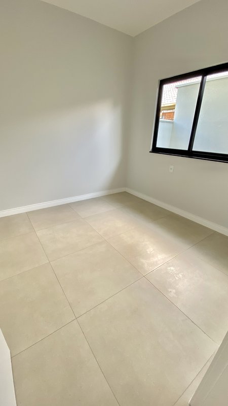 CASA COM 1 SUÍTE MAIS 2 DORMITÓRIOS NA GUABIRUBA SUL - Guabiruba - 