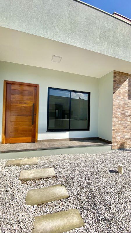 CASA COM 1 SUÍTE MAIS 2 DORMITÓRIOS NA GUABIRUBA SUL - Guabiruba - 