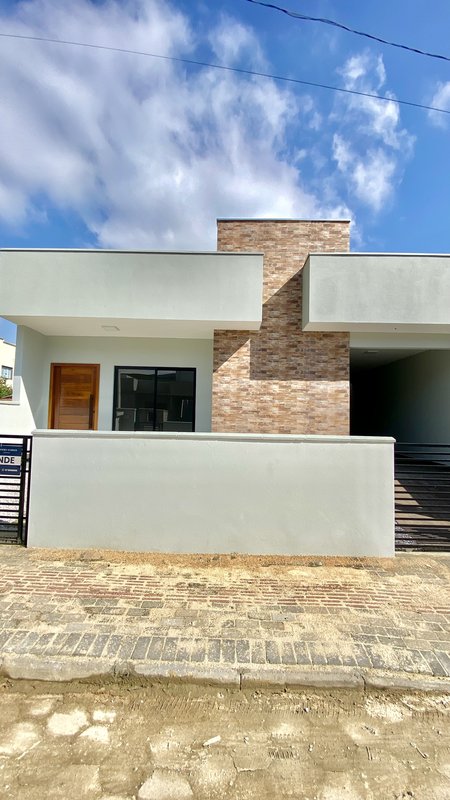 CASA COM 1 SUÍTE MAIS 2 DORMITÓRIOS NA GUABIRUBA SUL - Guabiruba - 