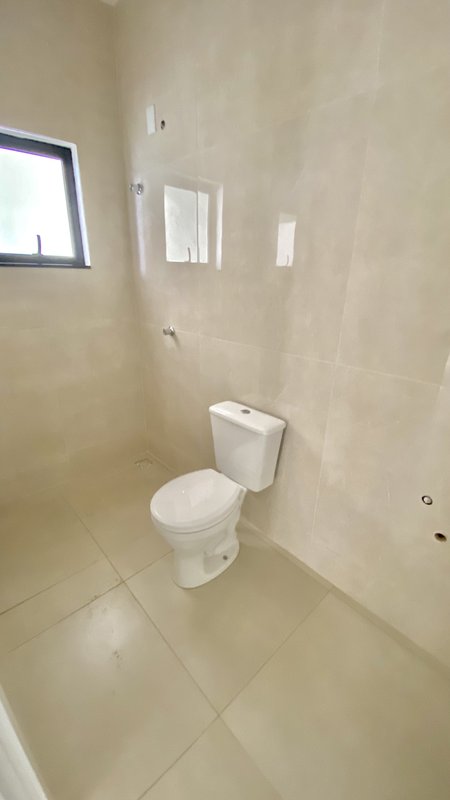 CASA COM 1 SUÍTE MAIS 2 DORMITÓRIOS NA GUABIRUBA SUL - Guabiruba - 