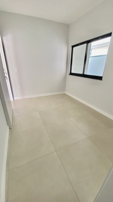 CASA COM 1 SUÍTE MAIS 2 DORMITÓRIOS NA GUABIRUBA SUL - Guabiruba - 