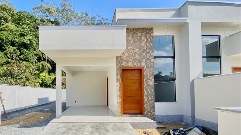 CASA COM 1 SUÍTE MAIS 1 DORMITÓRIO NA GUABIRUBA SUL - Guabiruba - 