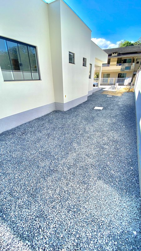 CASA COM 1 SUÍTE MAIS 1 DORMITÓRIO NA GUABIRUBA SUL - Guabiruba - 
