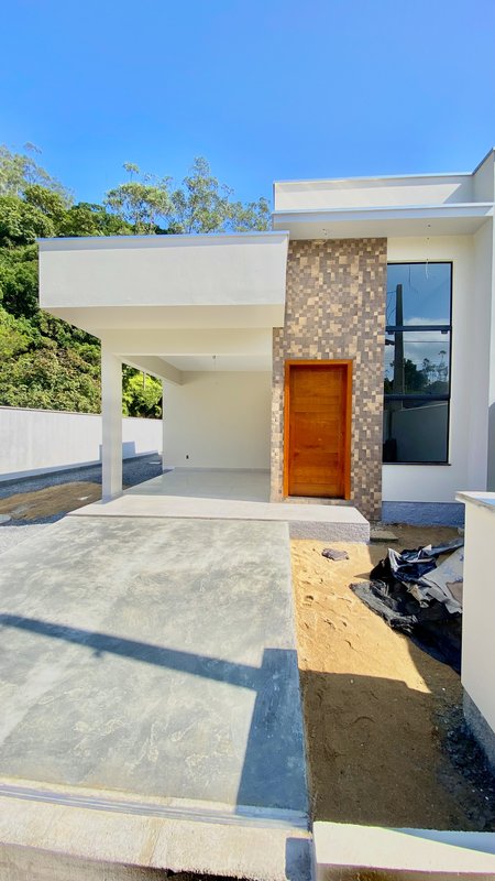 CASA COM 1 SUÍTE MAIS 1 DORMITÓRIO NA GUABIRUBA SUL - Guabiruba - 