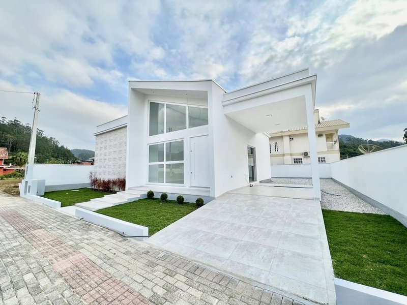 CASA COM 1 SUÍTE MAIS 2 DORMITÓRIOS NA GUABIRUBA SUL - Guabiruba - 