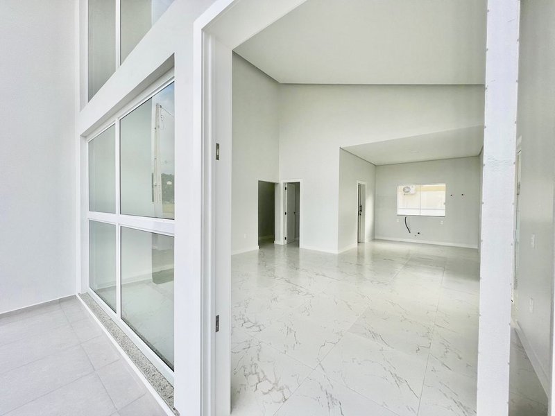 CASA COM 1 SUÍTE MAIS 2 DORMITÓRIOS NA GUABIRUBA SUL - Guabiruba - 