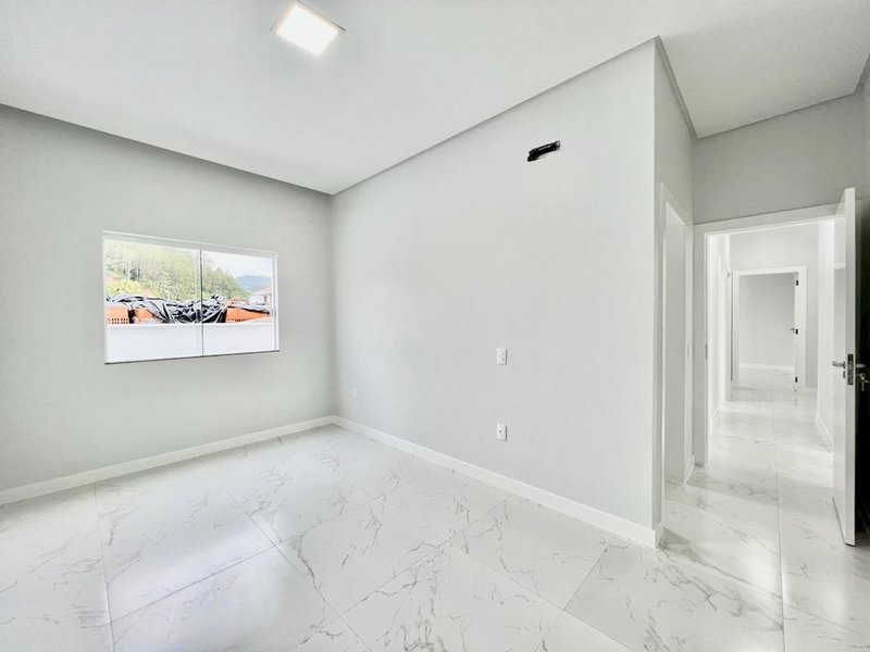 CASA COM 1 SUÍTE MAIS 2 DORMITÓRIOS NA GUABIRUBA SUL - Guabiruba - 