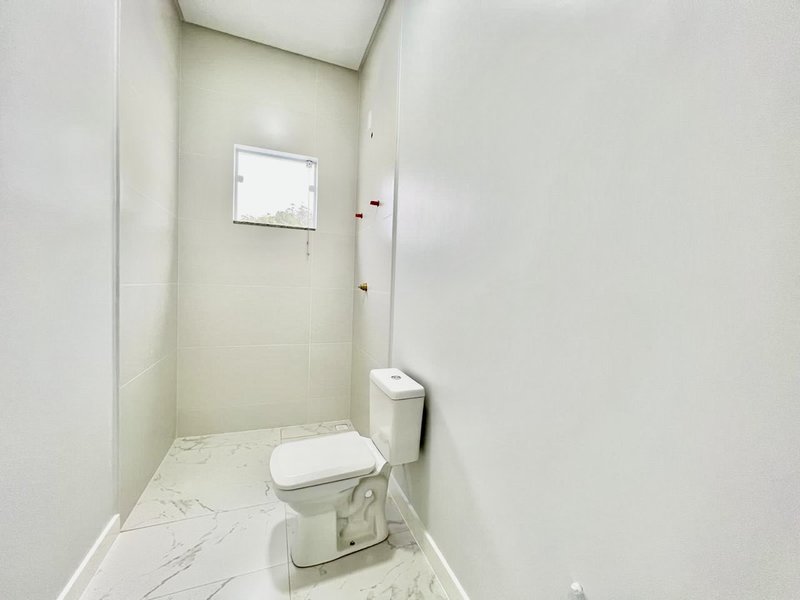 CASA COM 1 SUÍTE MAIS 2 DORMITÓRIOS NA GUABIRUBA SUL - Guabiruba - 