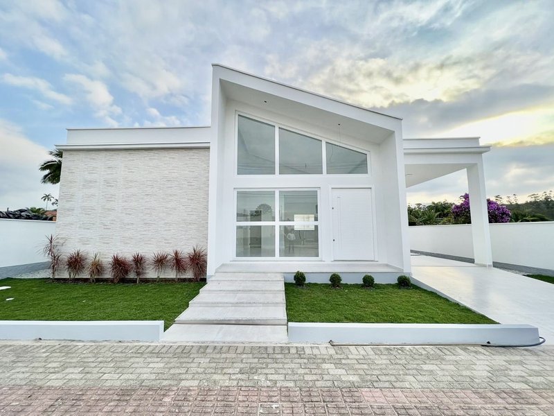 CASA COM 1 SUÍTE MAIS 2 DORMITÓRIOS NA GUABIRUBA SUL - Guabiruba - 