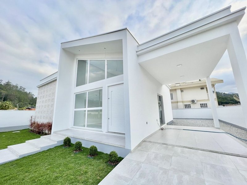 CASA COM 1 SUÍTE MAIS 2 DORMITÓRIOS NA GUABIRUBA SUL - Guabiruba - 