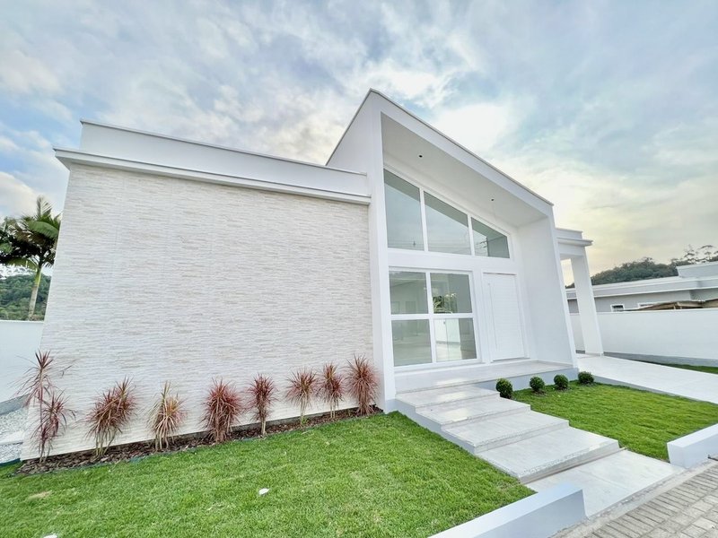 CASA COM 1 SUÍTE MAIS 2 DORMITÓRIOS NA GUABIRUBA SUL - Guabiruba - 