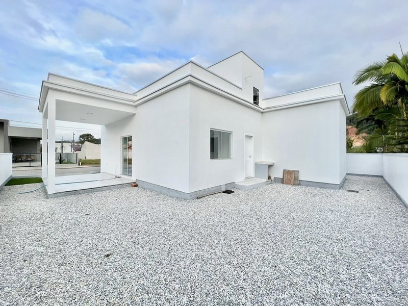 CASA COM 1 SUÍTE MAIS 2 DORMITÓRIOS NA GUABIRUBA SUL - Guabiruba - 