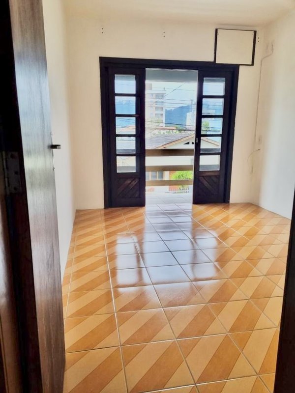 CASA COM 4 QUARTOS NA SANTA TEREZINHA - Brusque - 