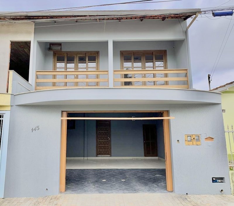 CASA COM 4 QUARTOS NA SANTA TEREZINHA - Brusque - 