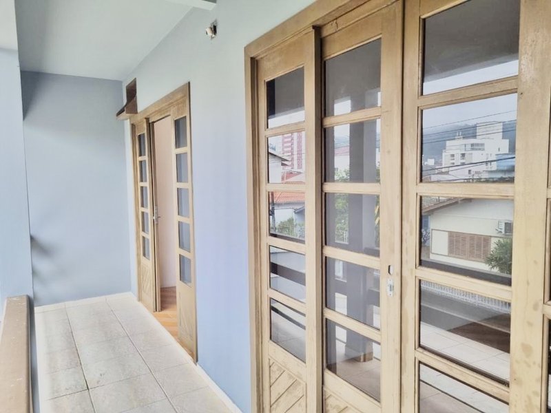 CASA COM 4 QUARTOS NA SANTA TEREZINHA - Brusque - 