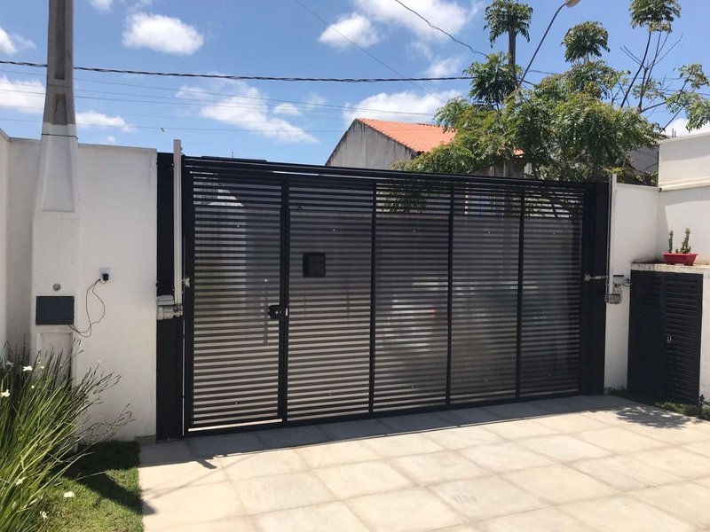 Casa térrea em Residencial Fechado com 03 dormitórios, 01 suíte, churrasqueira e 02 vagas - Mogi das Cruzes - 