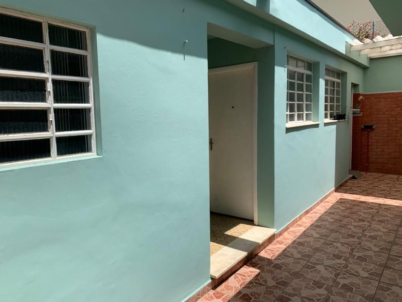 Casa térrea no Centro, com 03 dormitórios, 01 suíte, amplo quintal, 03 vagas e edícula - Mogi das Cruzes - 