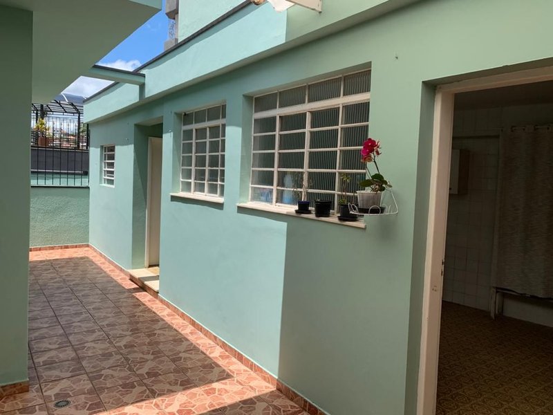 Casa térrea no Centro, com 03 dormitórios, 01 suíte, amplo quintal, 03 vagas e edícula - Mogi das Cruzes - 