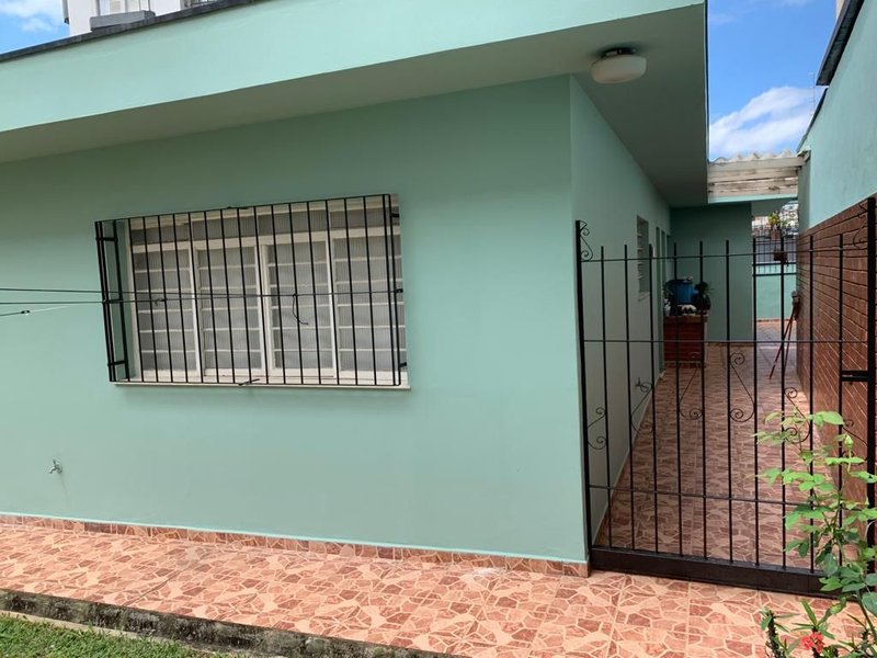 Casa térrea no Centro, com 03 dormitórios, 01 suíte, amplo quintal, 03 vagas e edícula - Mogi das Cruzes - 