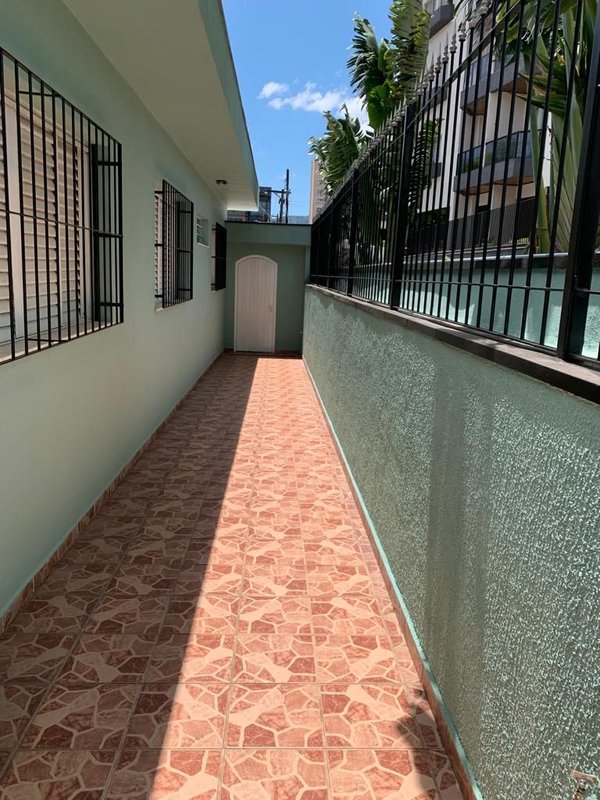 Casa térrea no Centro, com 03 dormitórios, 01 suíte, amplo quintal, 03 vagas e edícula - Mogi das Cruzes - 