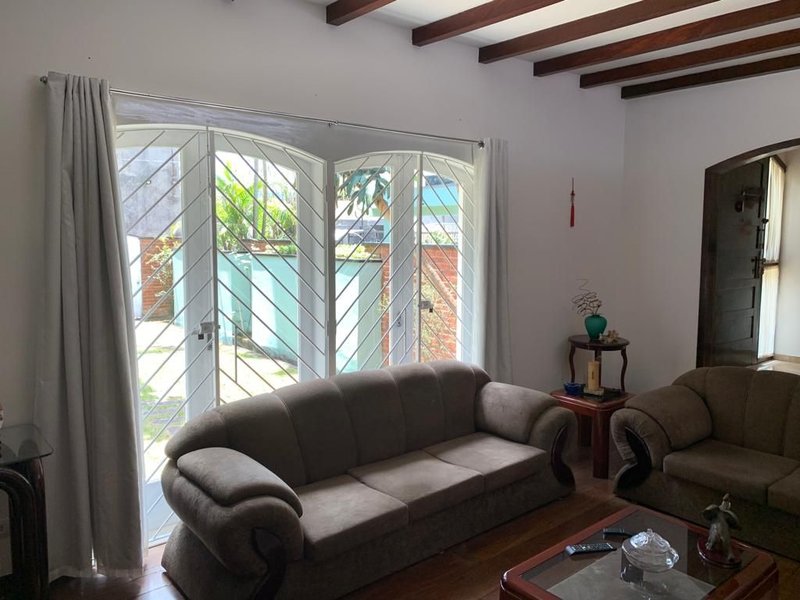 Casa térrea no Centro, com 03 dormitórios, 01 suíte, amplo quintal, 03 vagas e edícula - Mogi das Cruzes - 